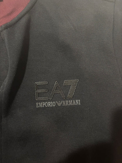 Emporio Armani EA7 Crno/Bordo Duks sa Printom na Grudima i Rukavima