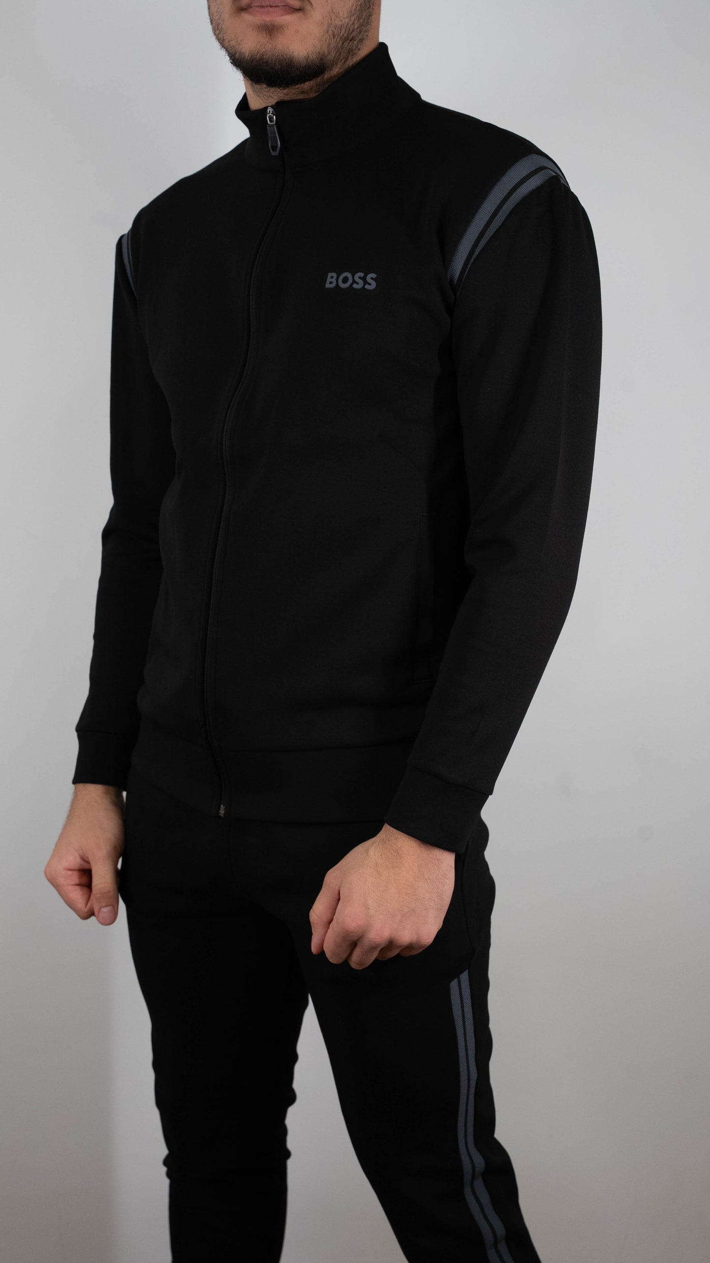 BOSS Crna Komplet Trenerka sa Sivim Logom i Detaljima