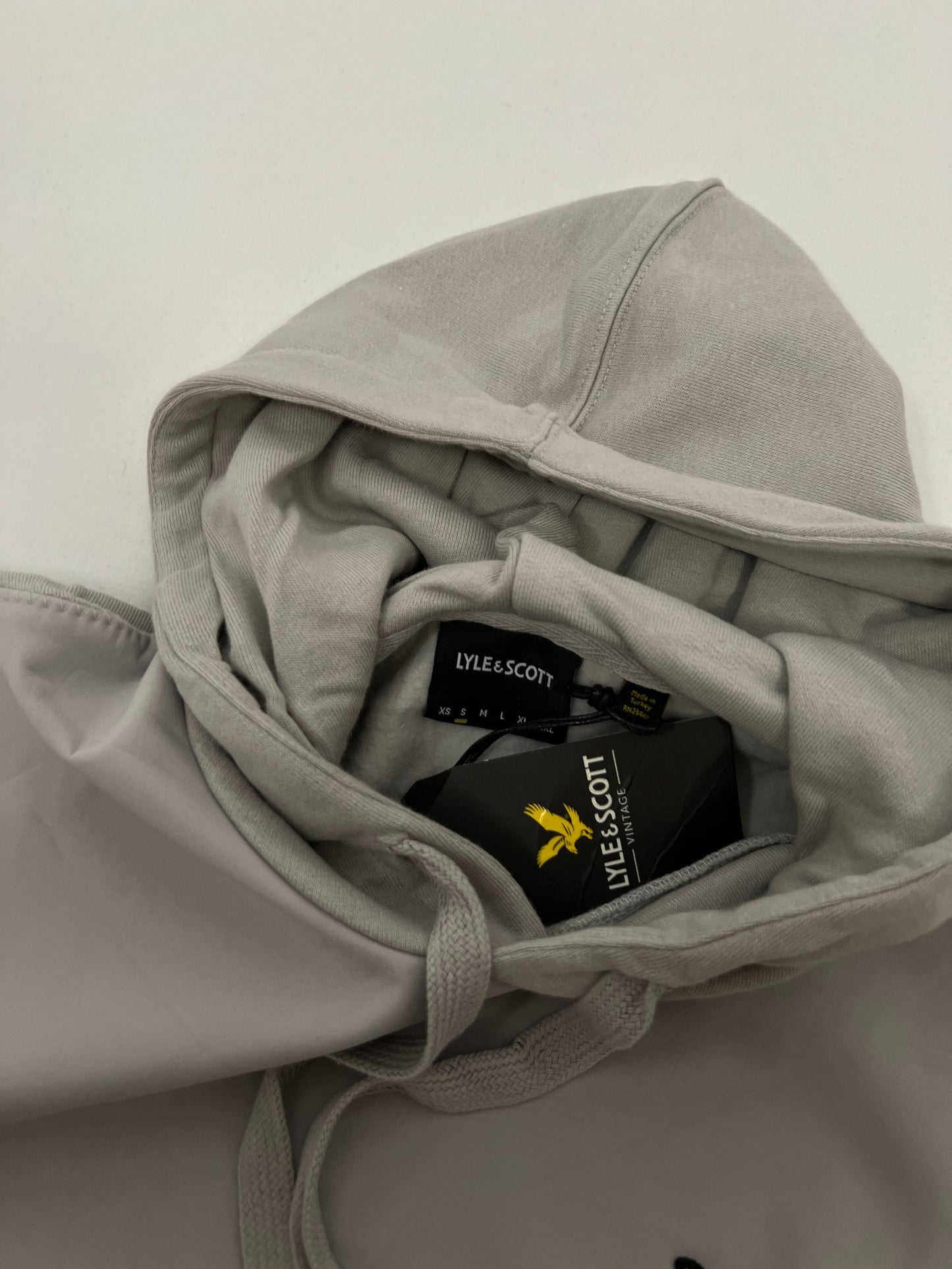 Lyle & Scott Sivi Hybrid Duks sa Logom