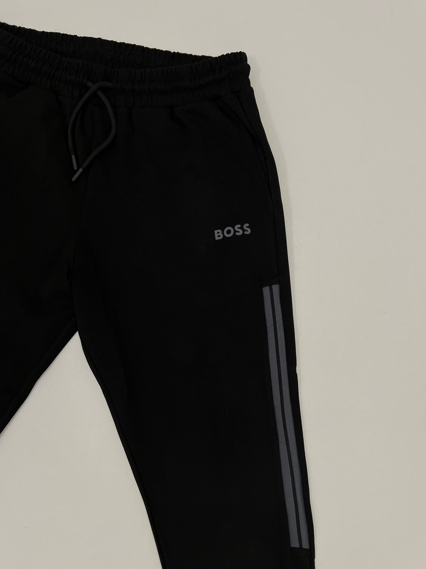 BOSS Crna Komplet Trenerka sa Sivim Logom i Detaljima