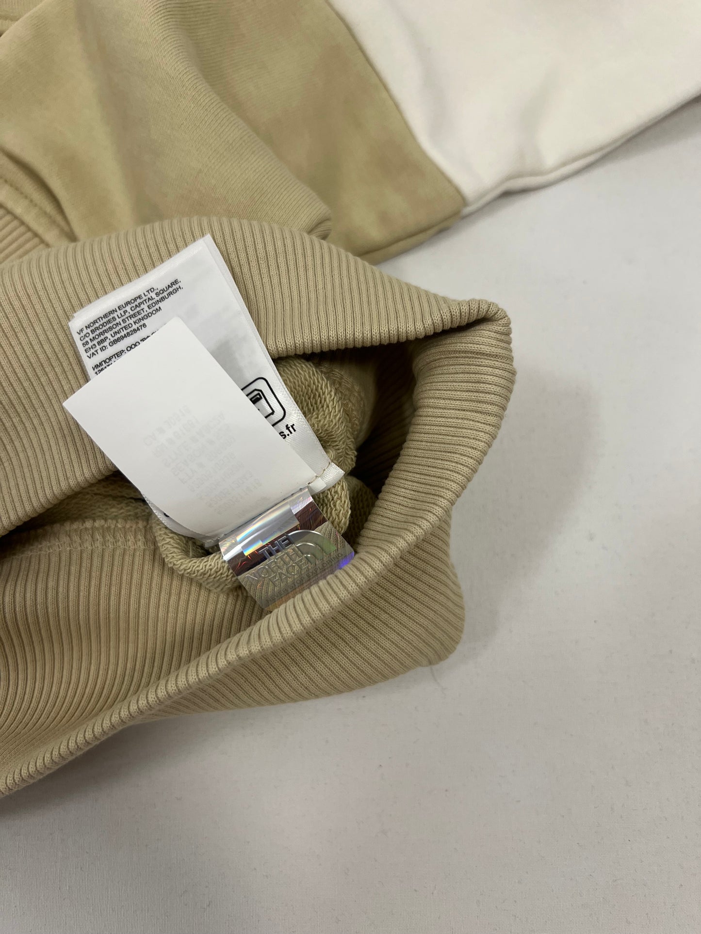 The North Face Bež Duks sa Džepićem i Belim Detaljom na Rukavu