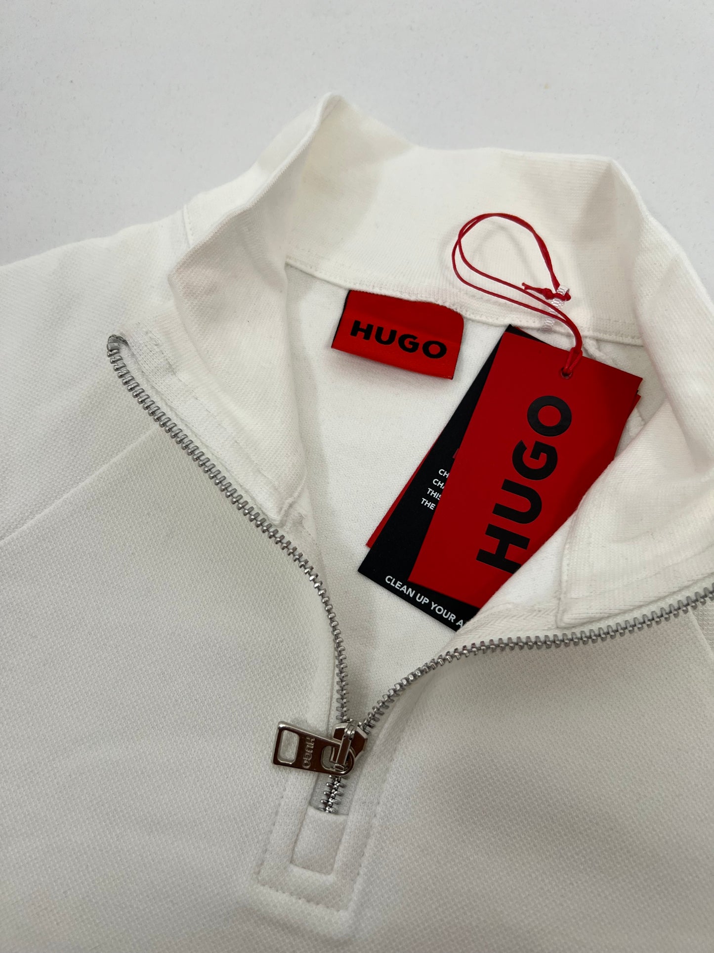 HUGO Quarter-Zip Beli Duks sa Crnim Minimalistic Box Logom