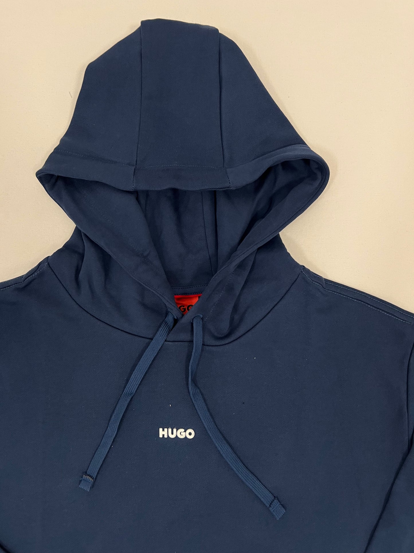 HUGO Teget Duks sa Minimalistic Logom na Grudima