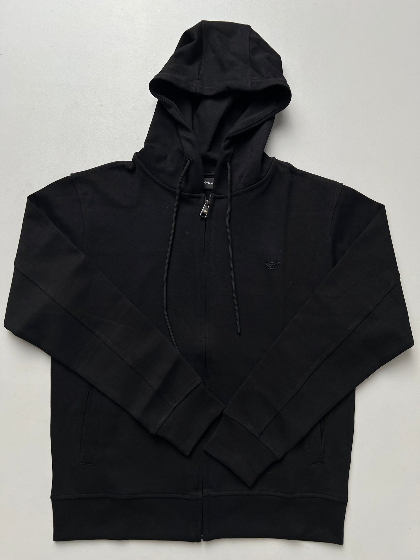 Emporio Armani EA7 Crni Full-Zip Duks sa Ušivenim Logom na Grudima