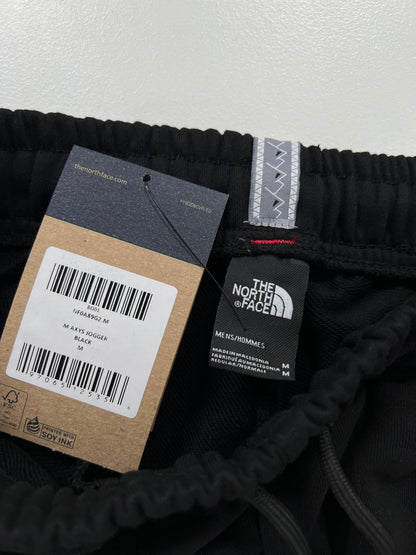 The North Face Crni Komplet Sa Znakom na Rukavu i Leđima