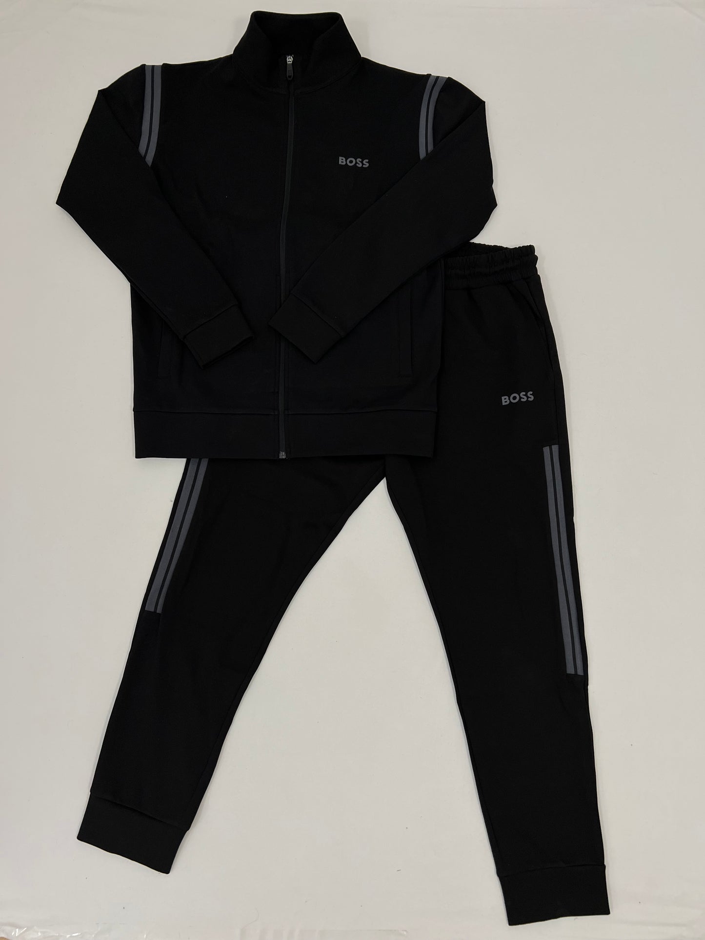 BOSS Crna Komplet Trenerka sa Sivim Logom i Detaljima