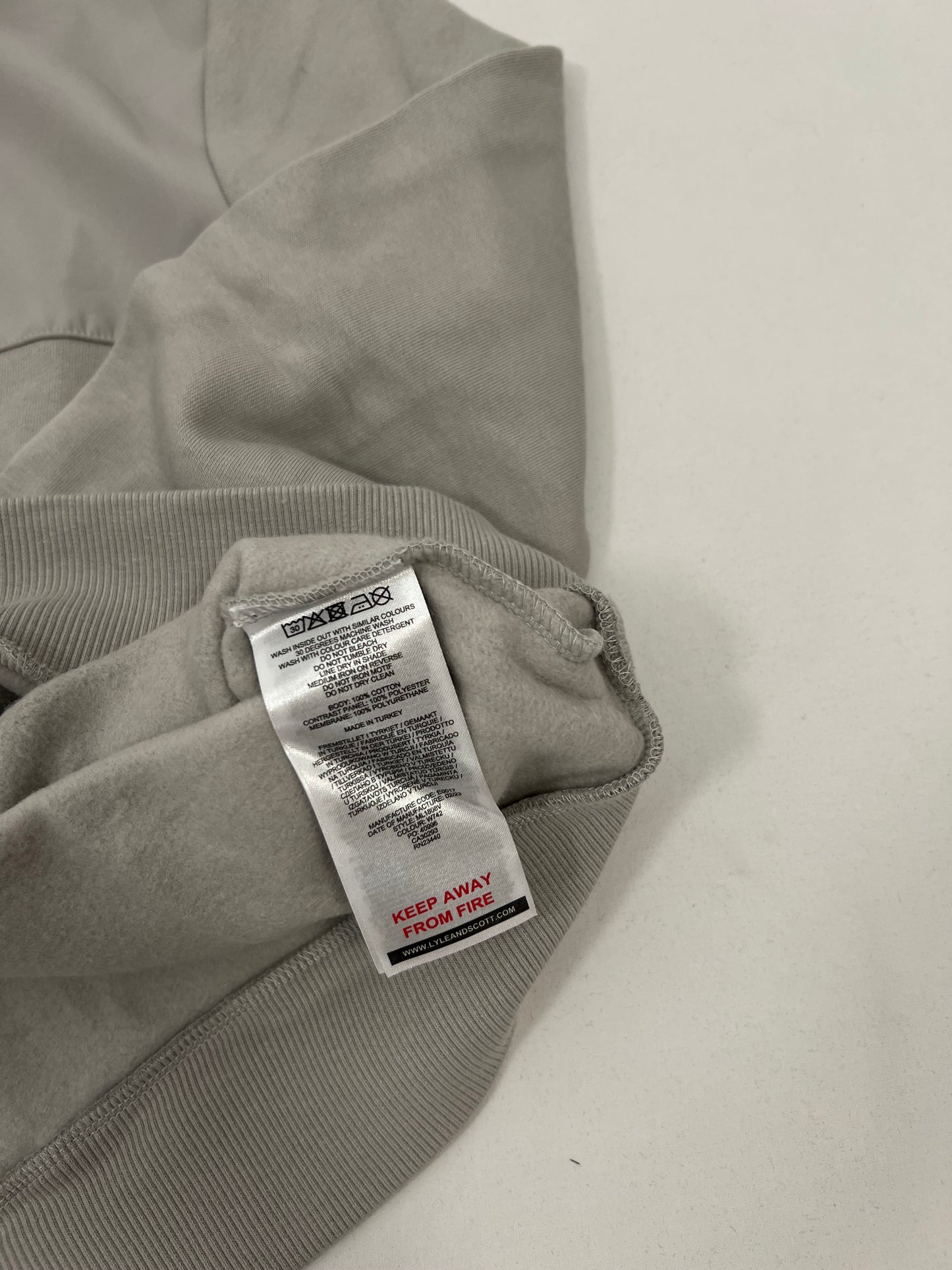 Lyle & Scott Sivi Hybrid Duks sa Logom