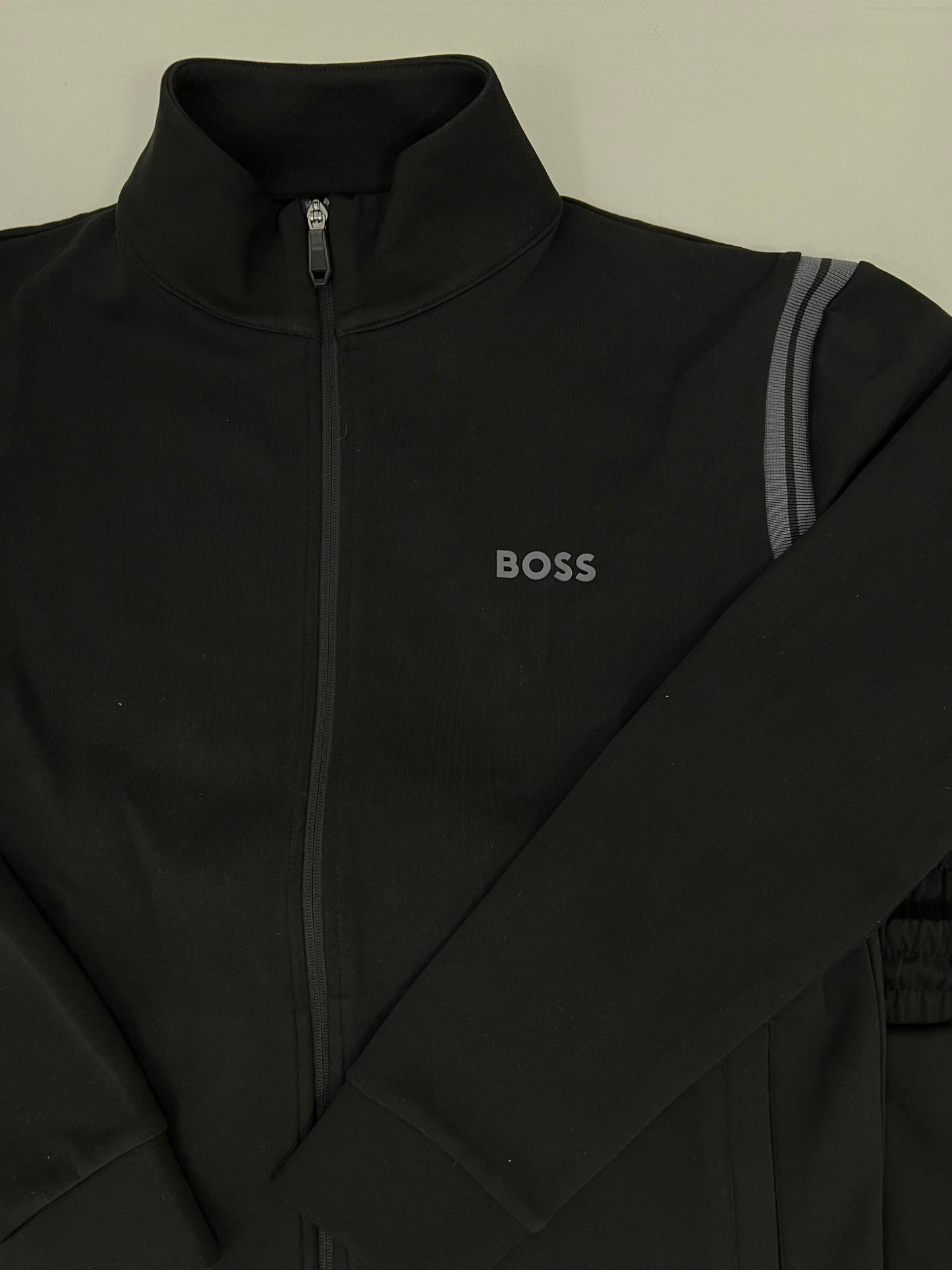 BOSS Crna Komplet Trenerka sa Sivim Logom i Detaljima