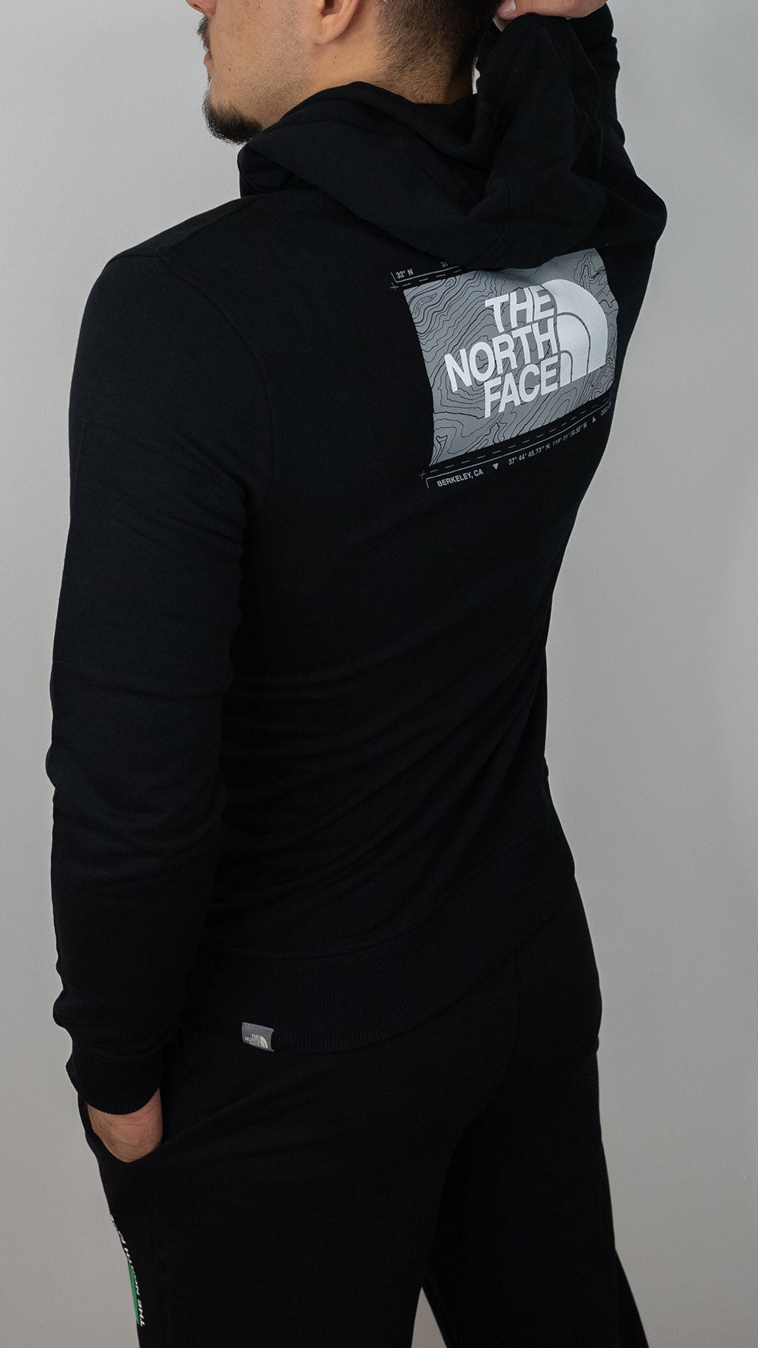 The North Face Crni Duks sa Velikim Logo Printom na Leðima