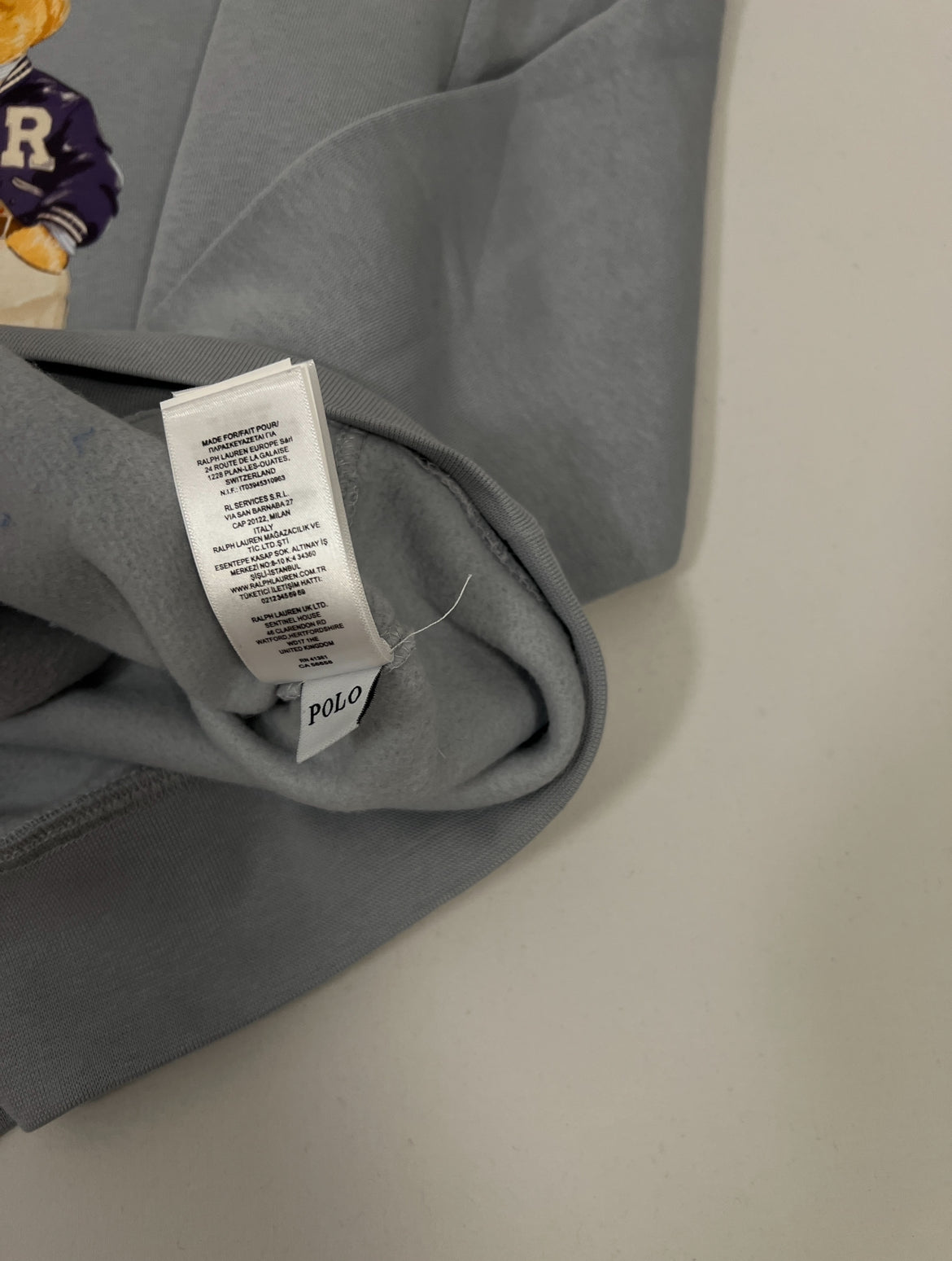 Polo Ralph Lauren Sivi Duks sa Elegant Bear Printom