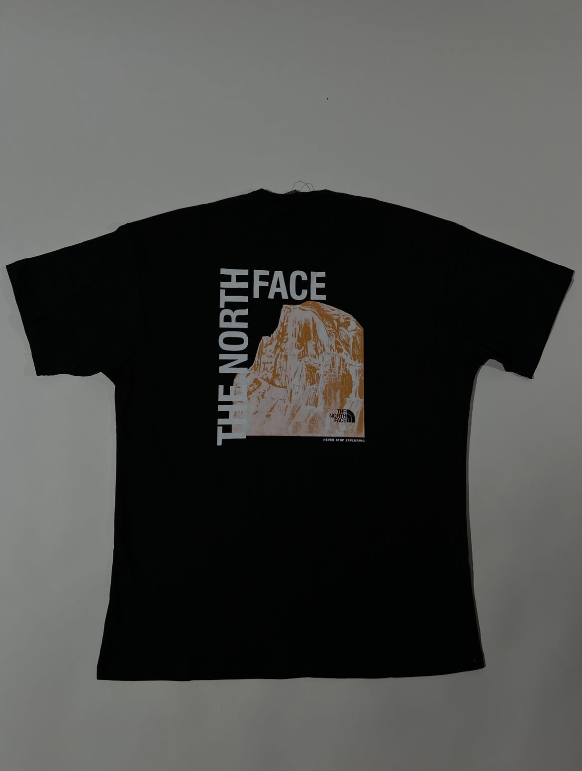 The North Face Crna Majica sa Narandžastim Mauntain Printom