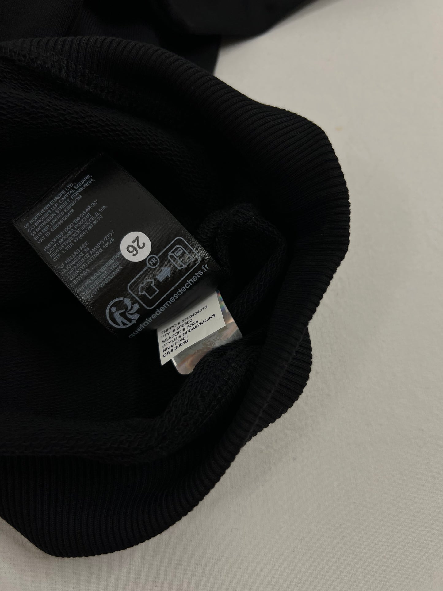 The North Face Crni Komplet Mountain Neon Print na Leđima