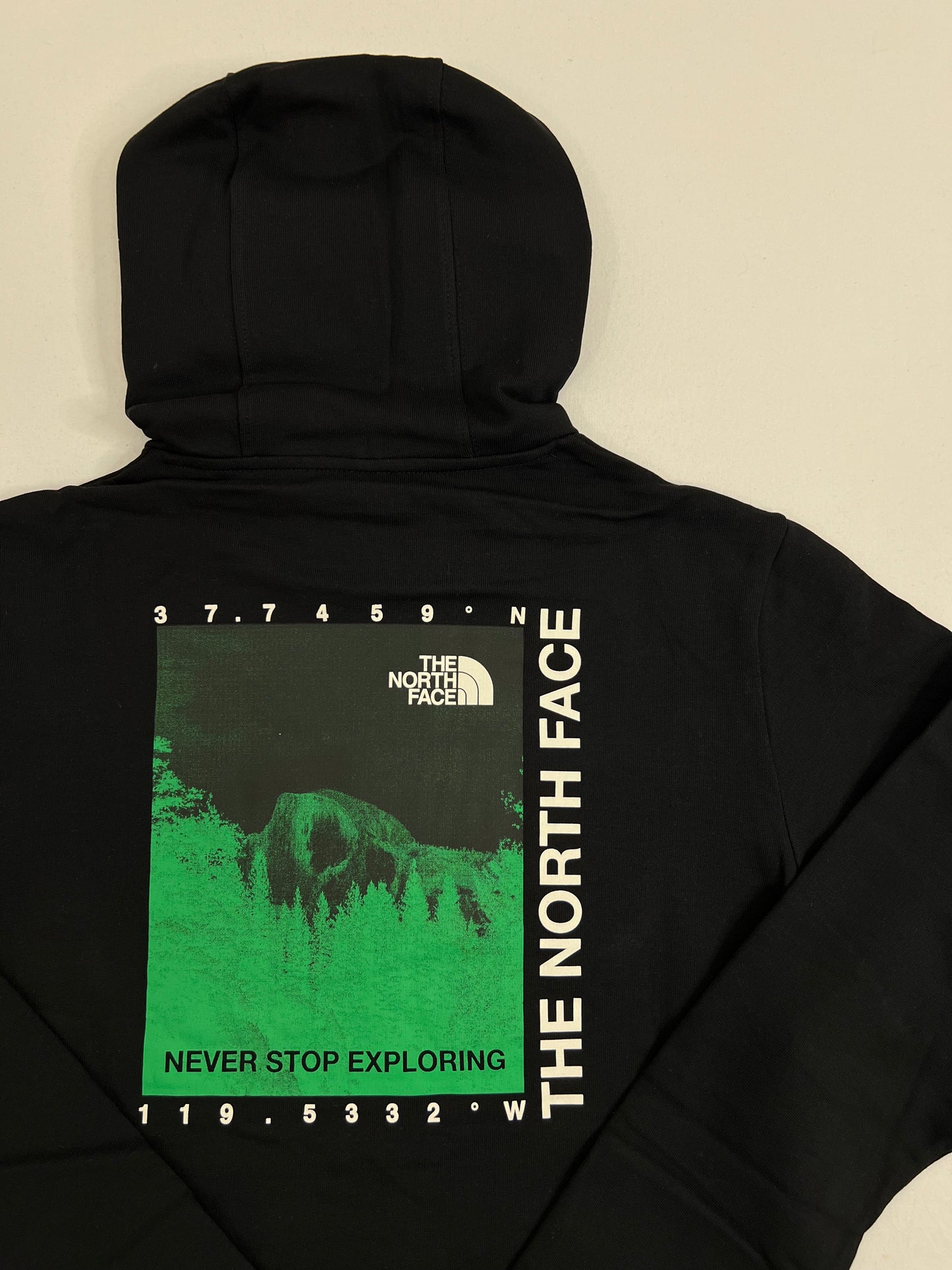 The North Face Crni Komplet Mountain Neon Print na Leđima