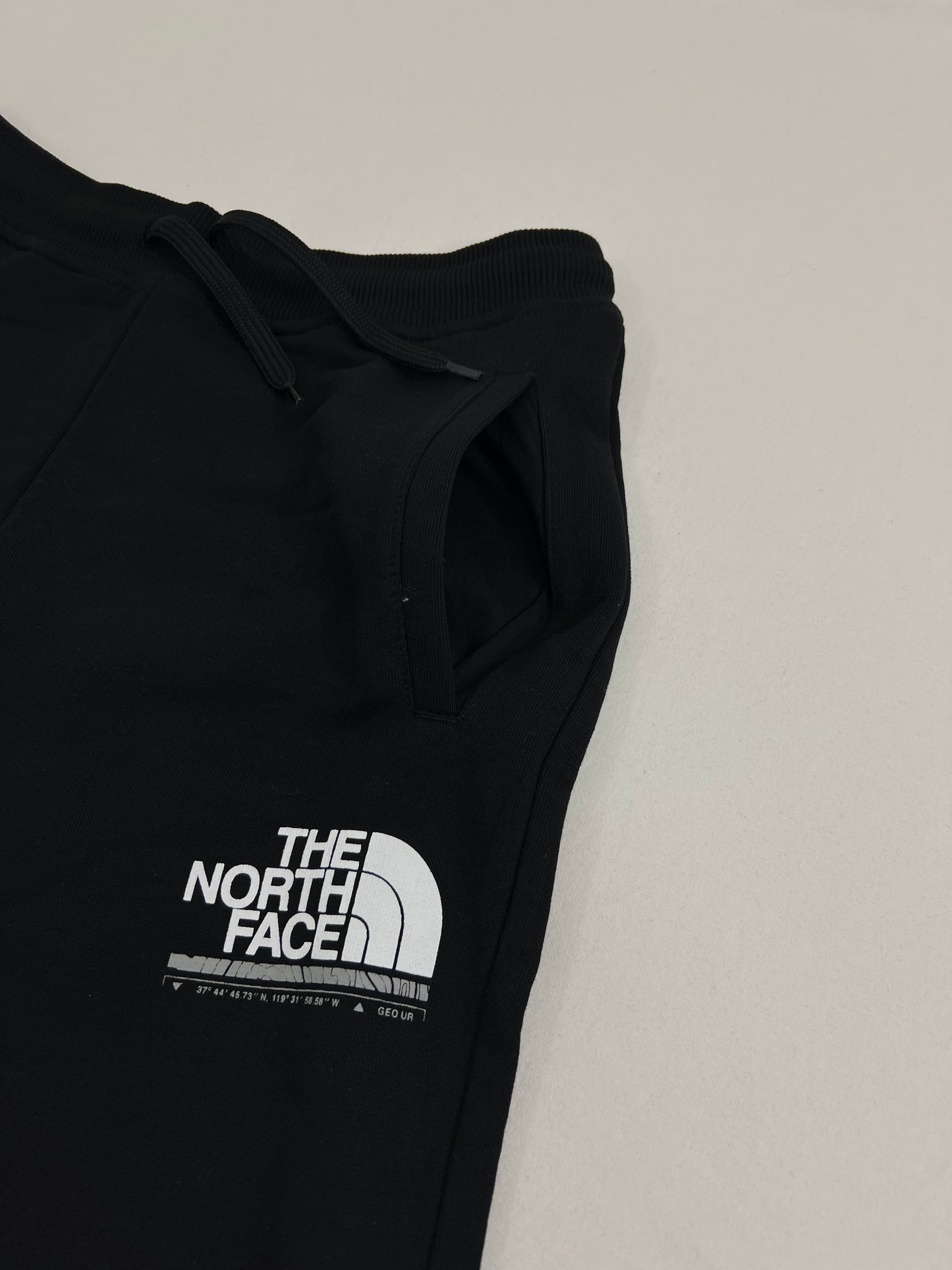 The North Face Crni Komplet Mountain Neon Print na Leđima