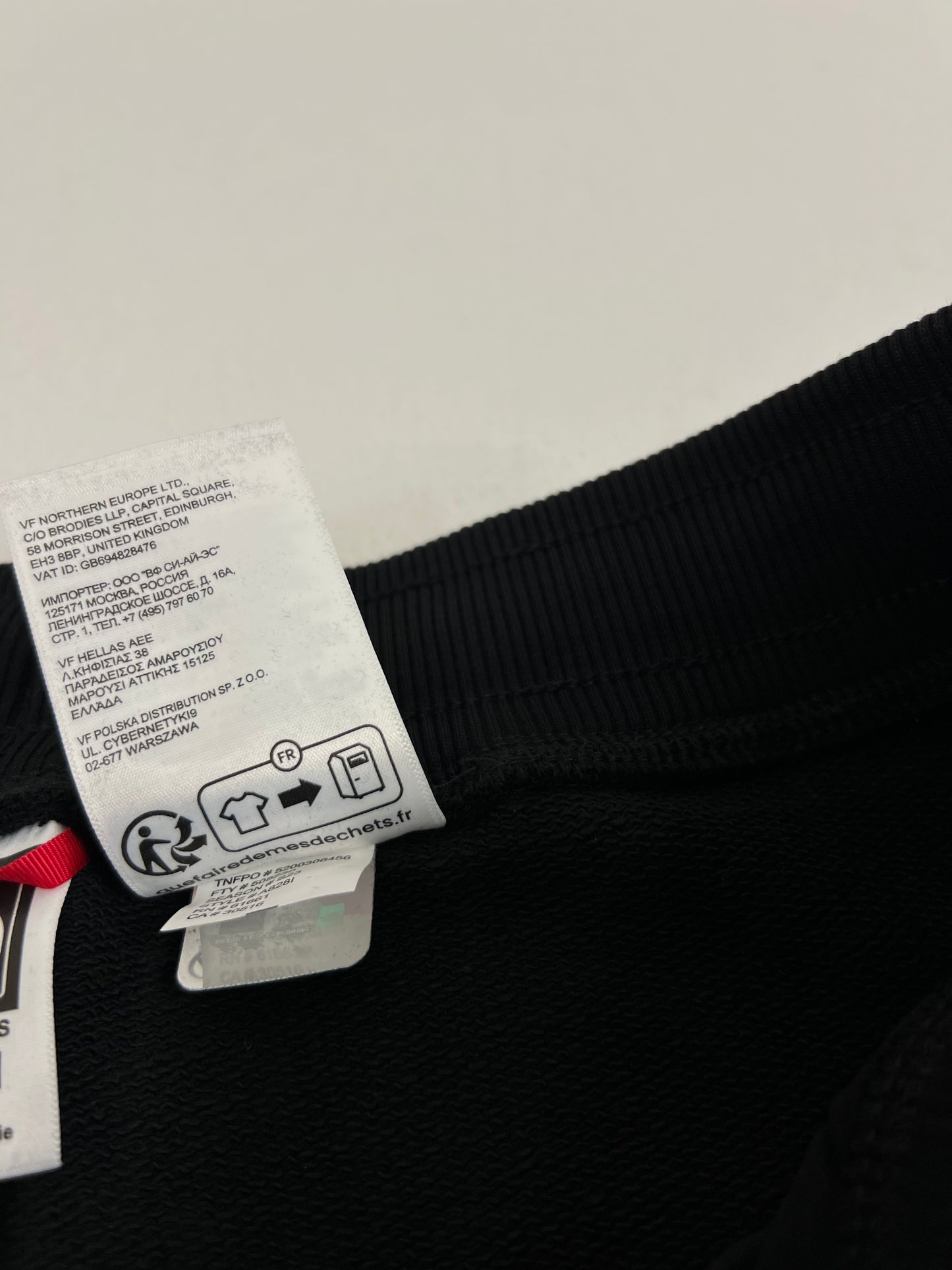 The North Face Crni Komplet Mountain Neon Print na Leđima