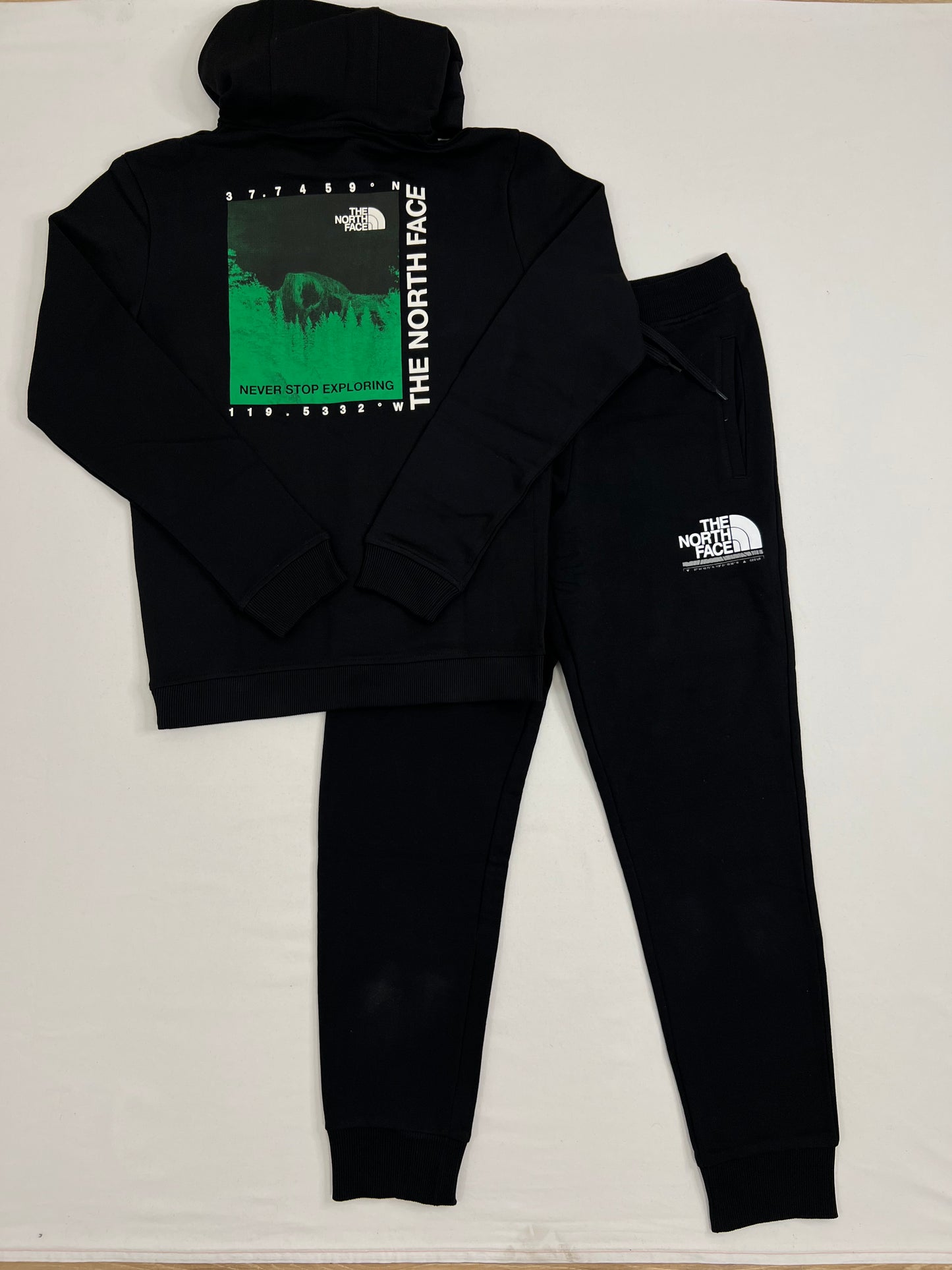 The North Face Crni Komplet Mountain Neon Print na Leđima