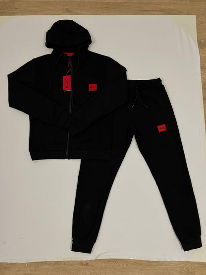 HUGO Crni FULL-ZIP Komplet sa Crvenim Box Logom