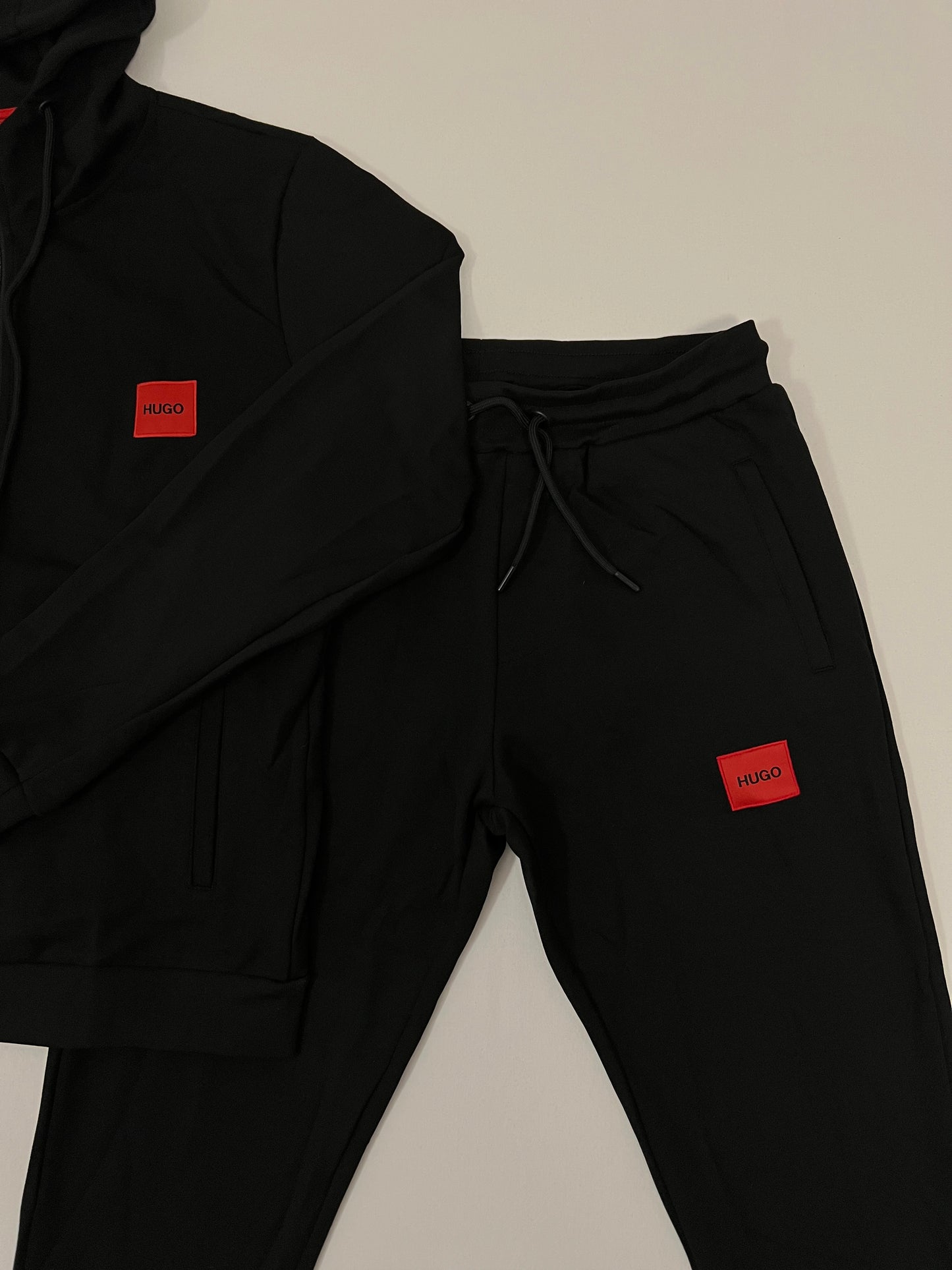 HUGO Crni FULL-ZIP Komplet sa Crvenim Box Logom