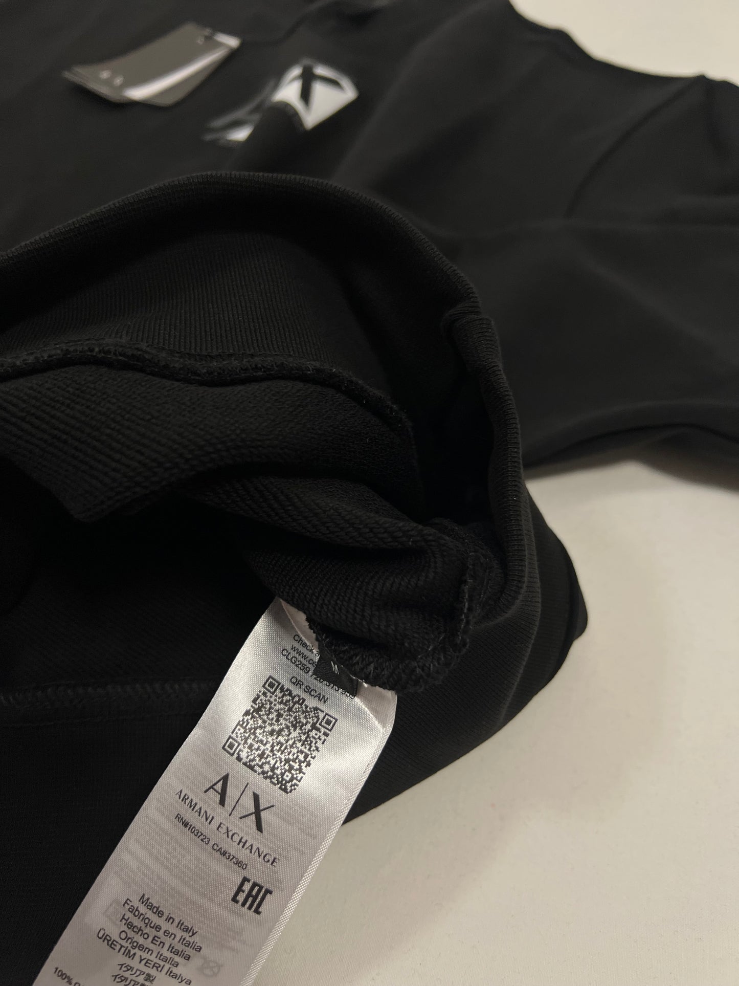Armani Exchange Crni Duks sa AX Logom