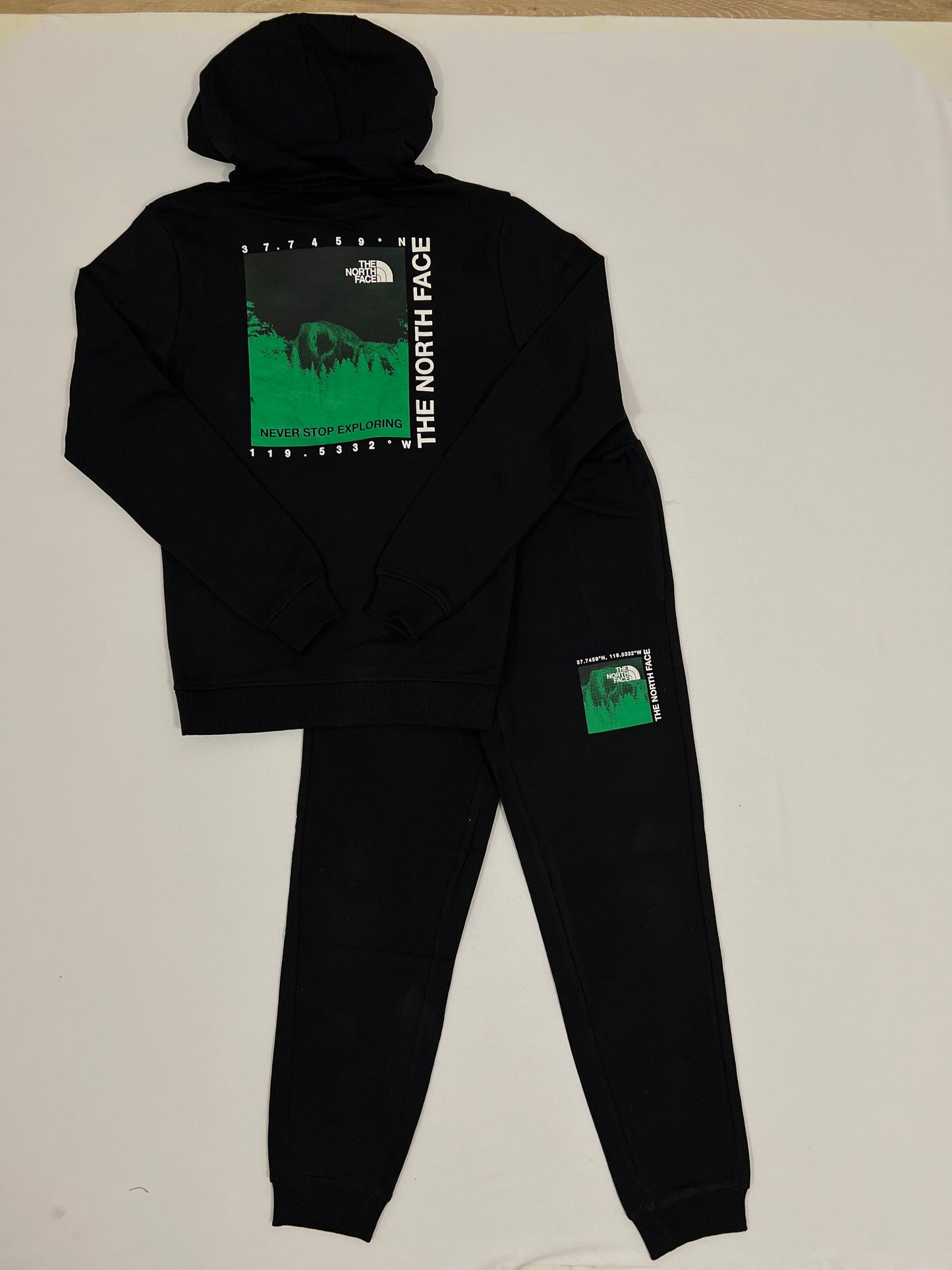 The North Face Crni Komplet sa Neon Mountain Printom