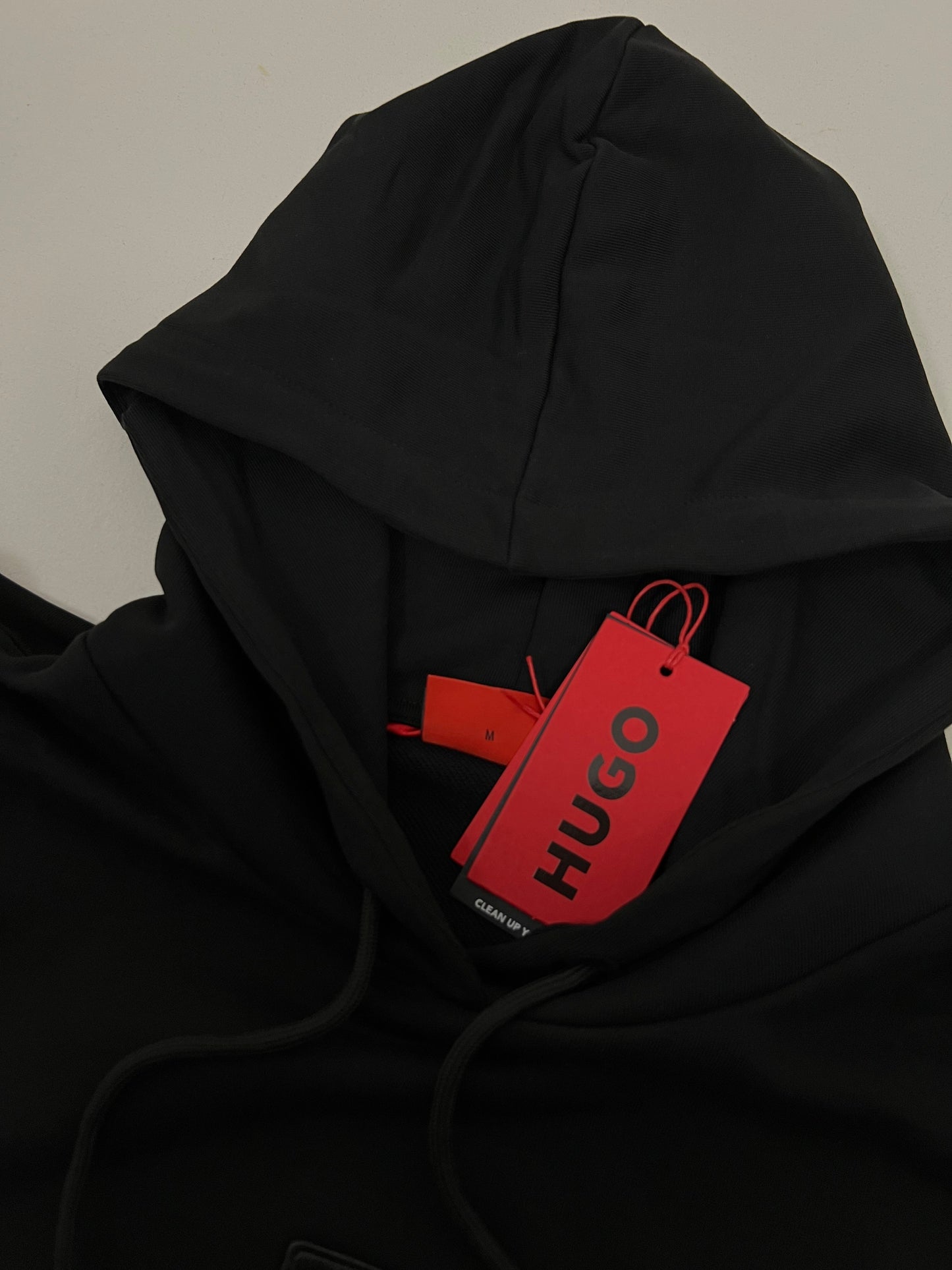 HUGO Crni Duks sa Belim Minimalistic Logom