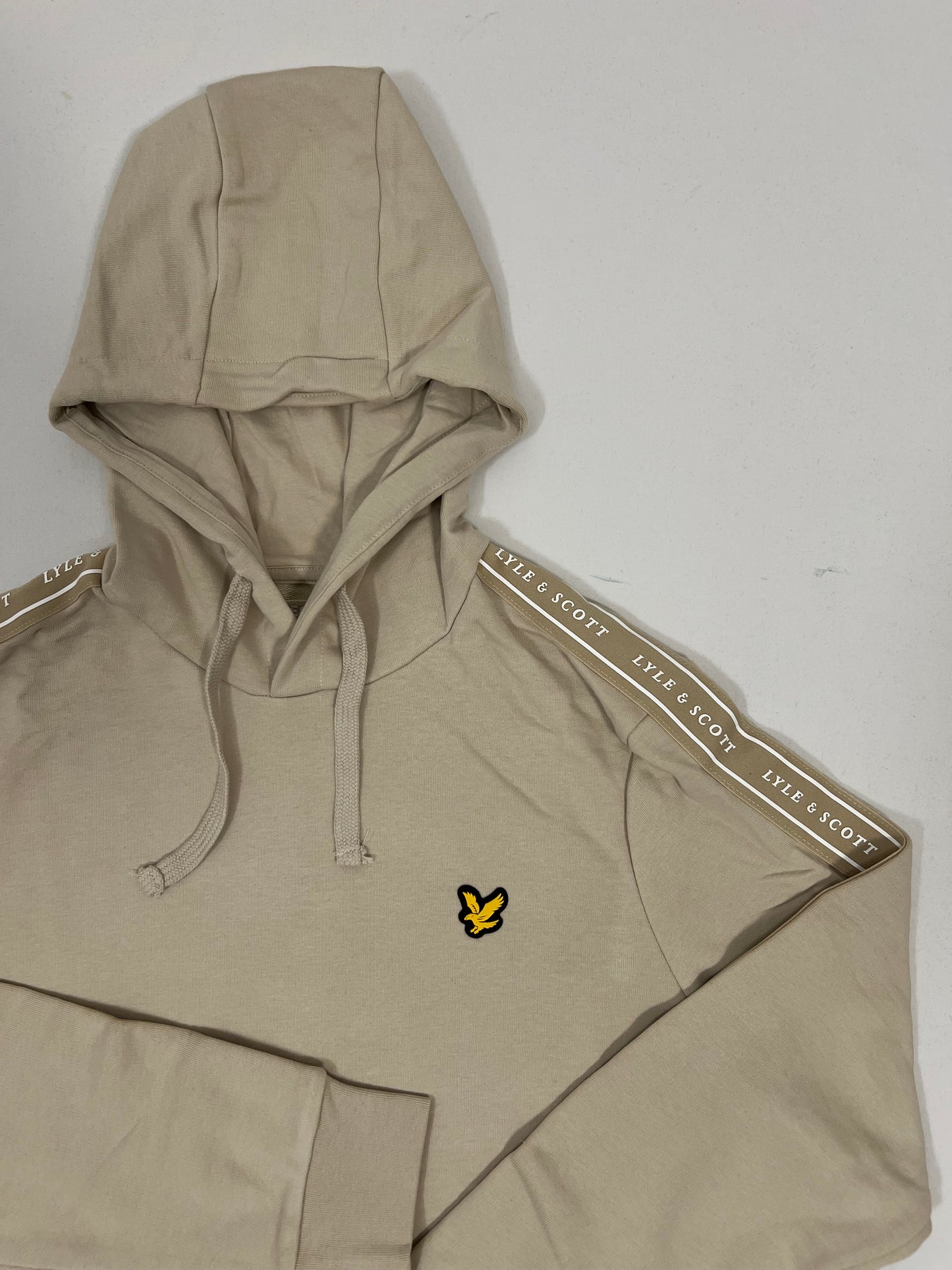 Lyle & Scott Sport Krem Duks sa Logom i Textom na Rukavima