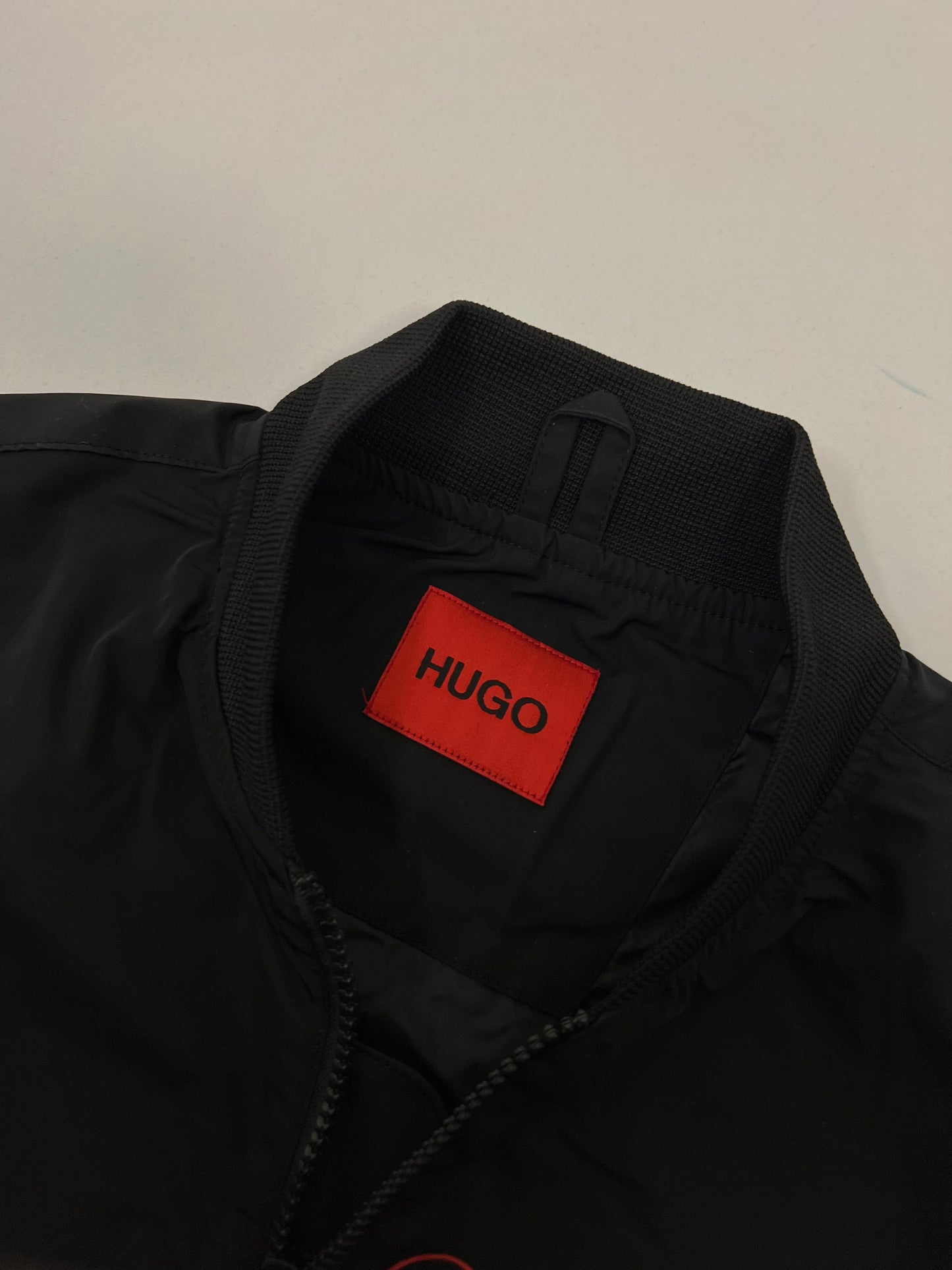 HUGO Crna Bomber Jaknica sa Logom na Džepiću na Rukavu SS2026