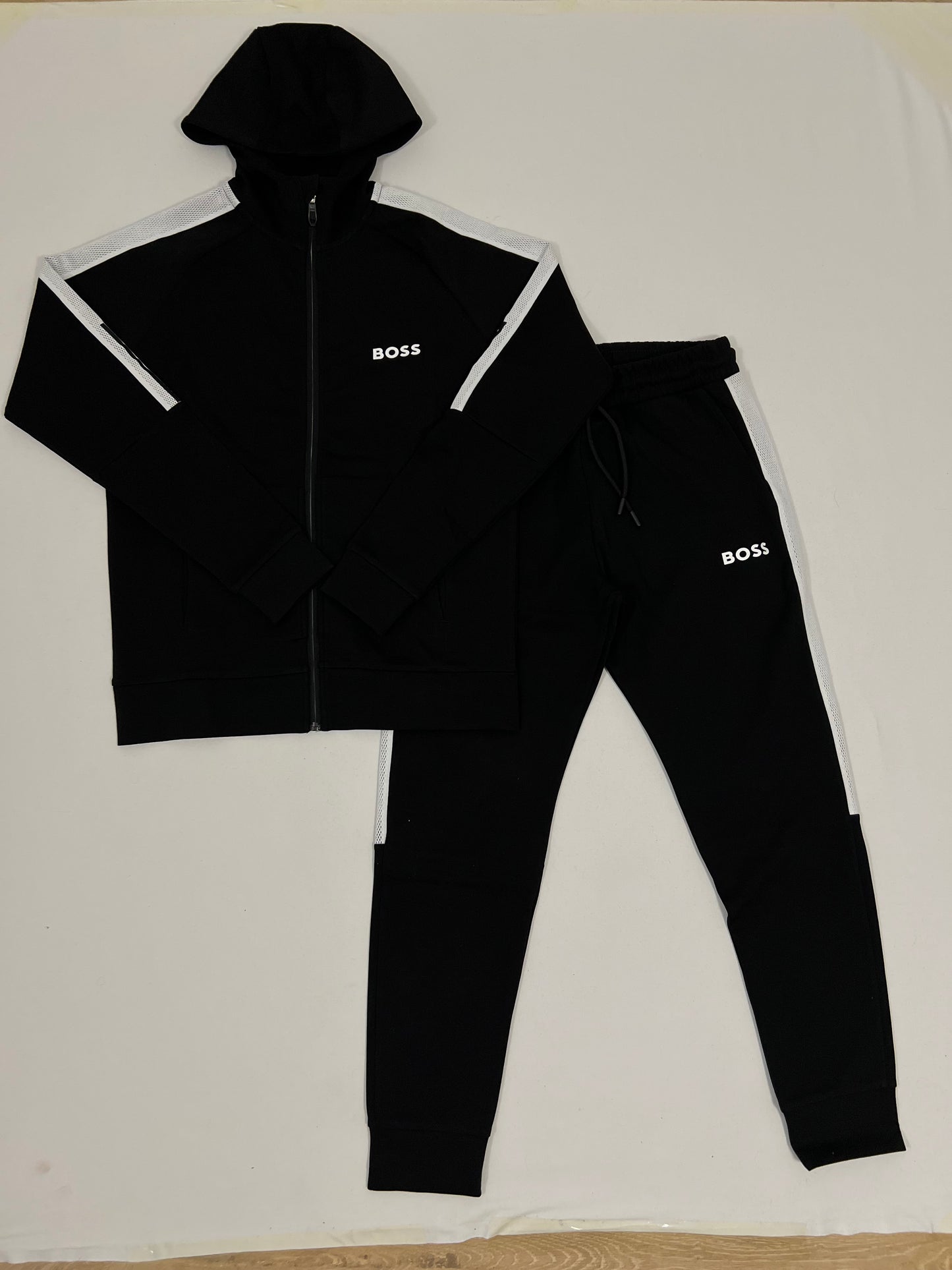 BOSS Crni Komplet sa Belim Detaljima SS2026