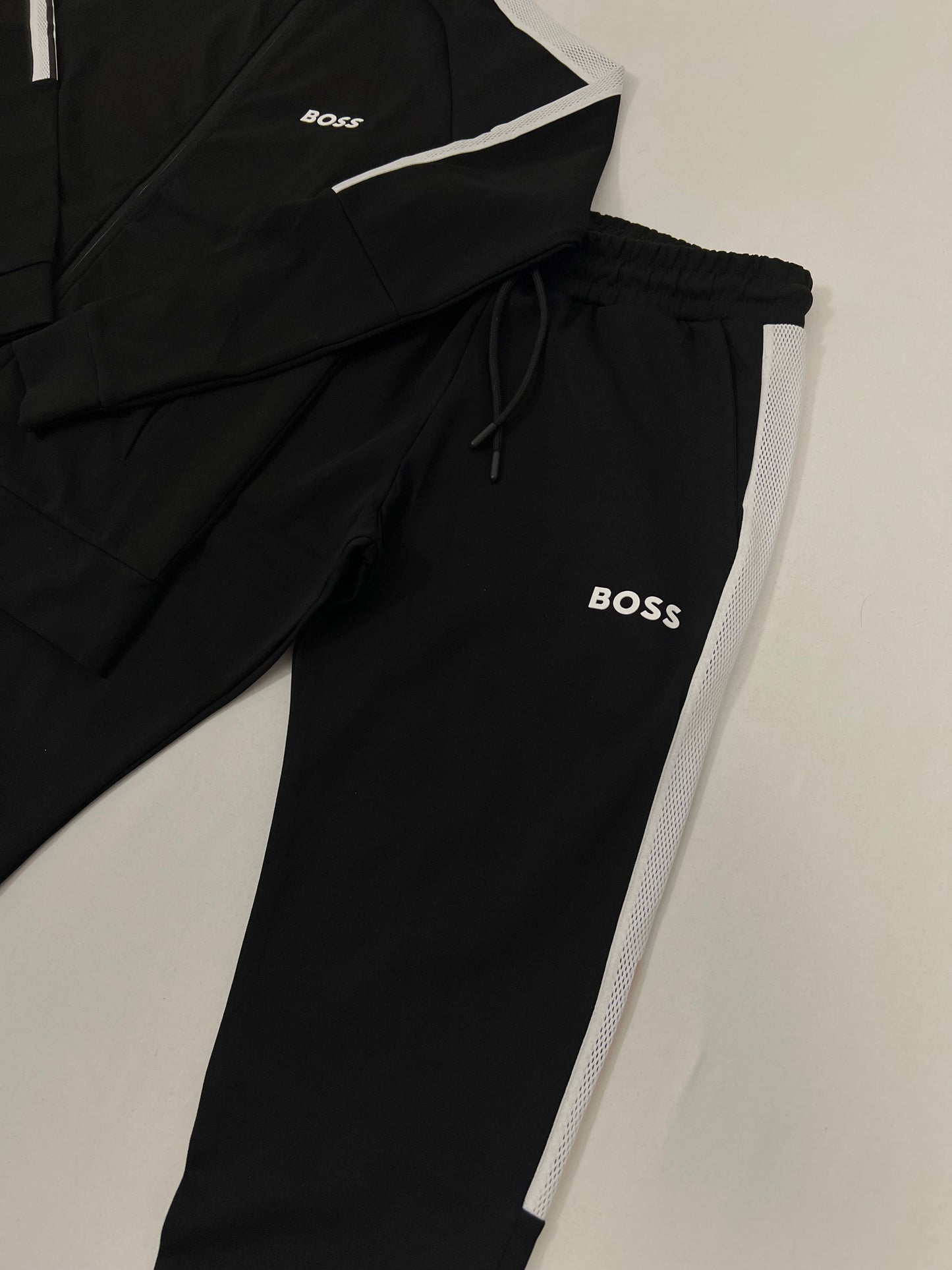 BOSS Crni Komplet sa Belim Detaljima SS2026