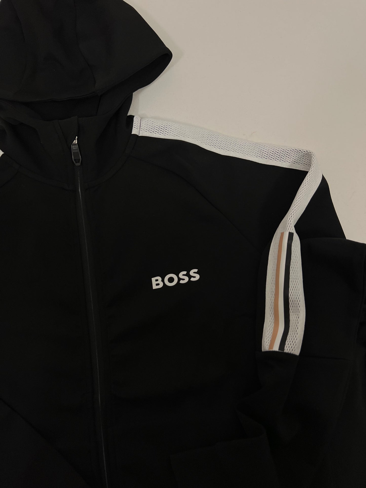 BOSS Crni Komplet sa Belim Detaljima SS2026