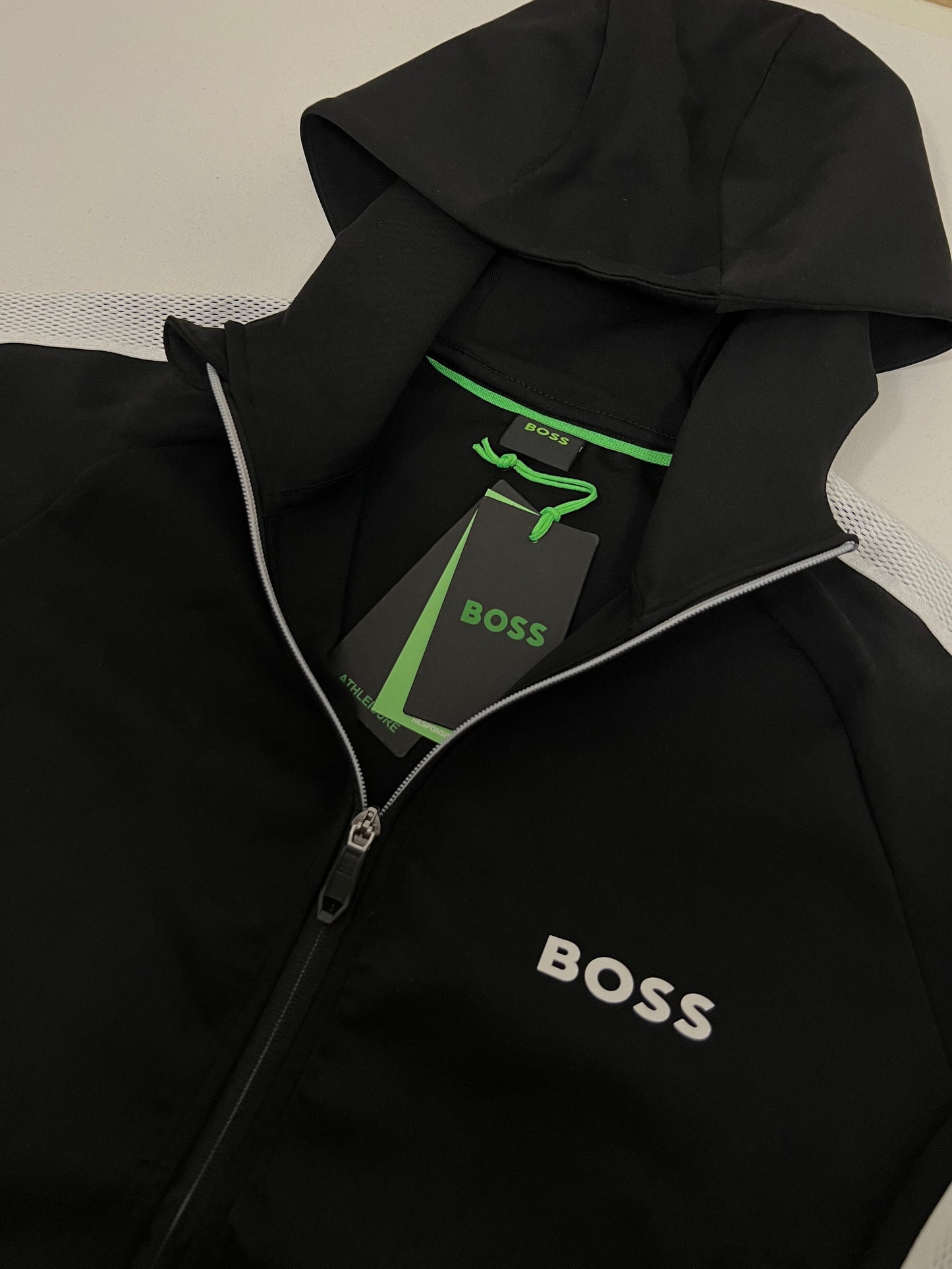 BOSS Crni Komplet sa Belim Detaljima SS2026