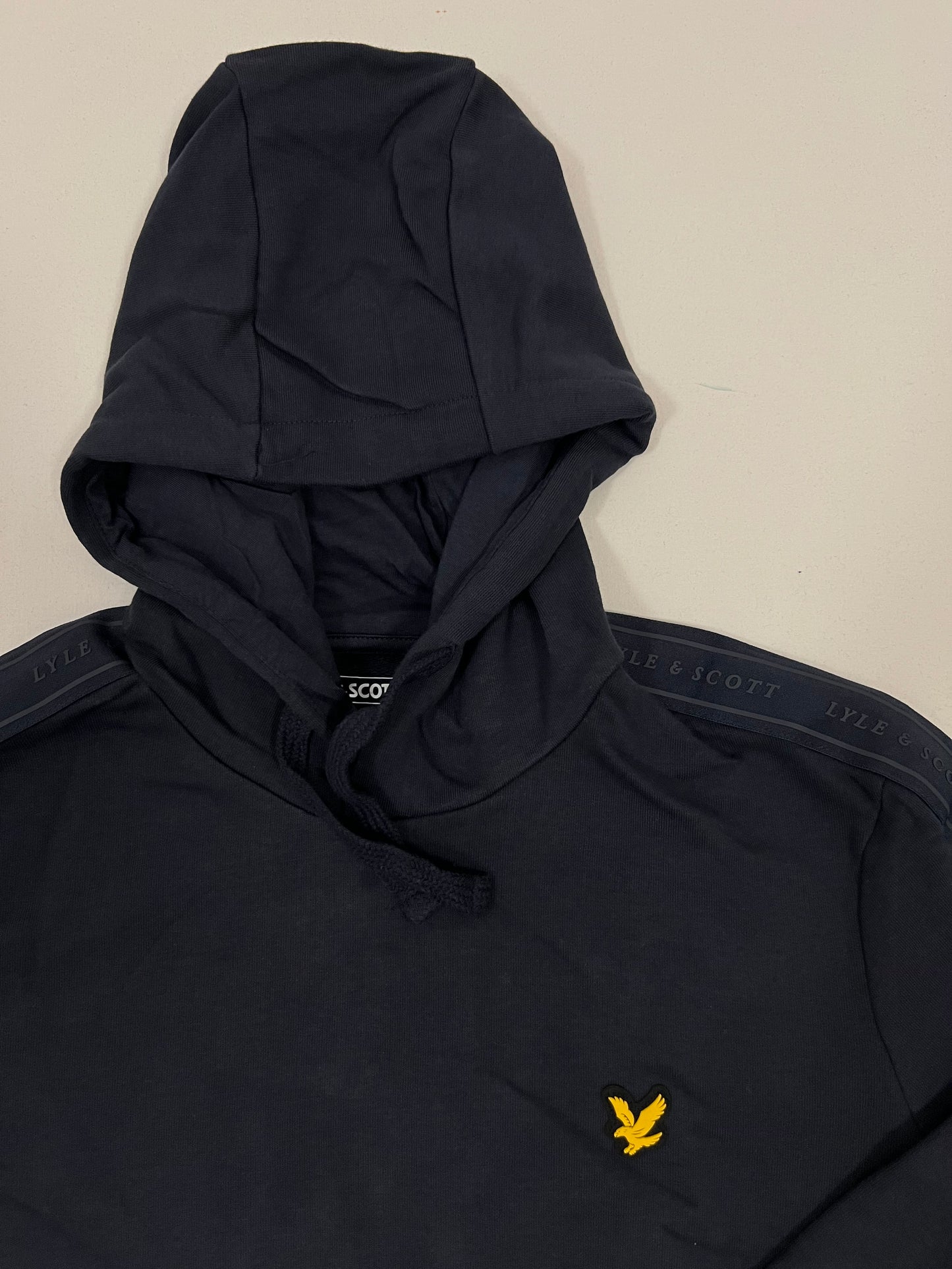 Lyle & Scott Sport Teget Duks sa Logom i Textom na Rukavima