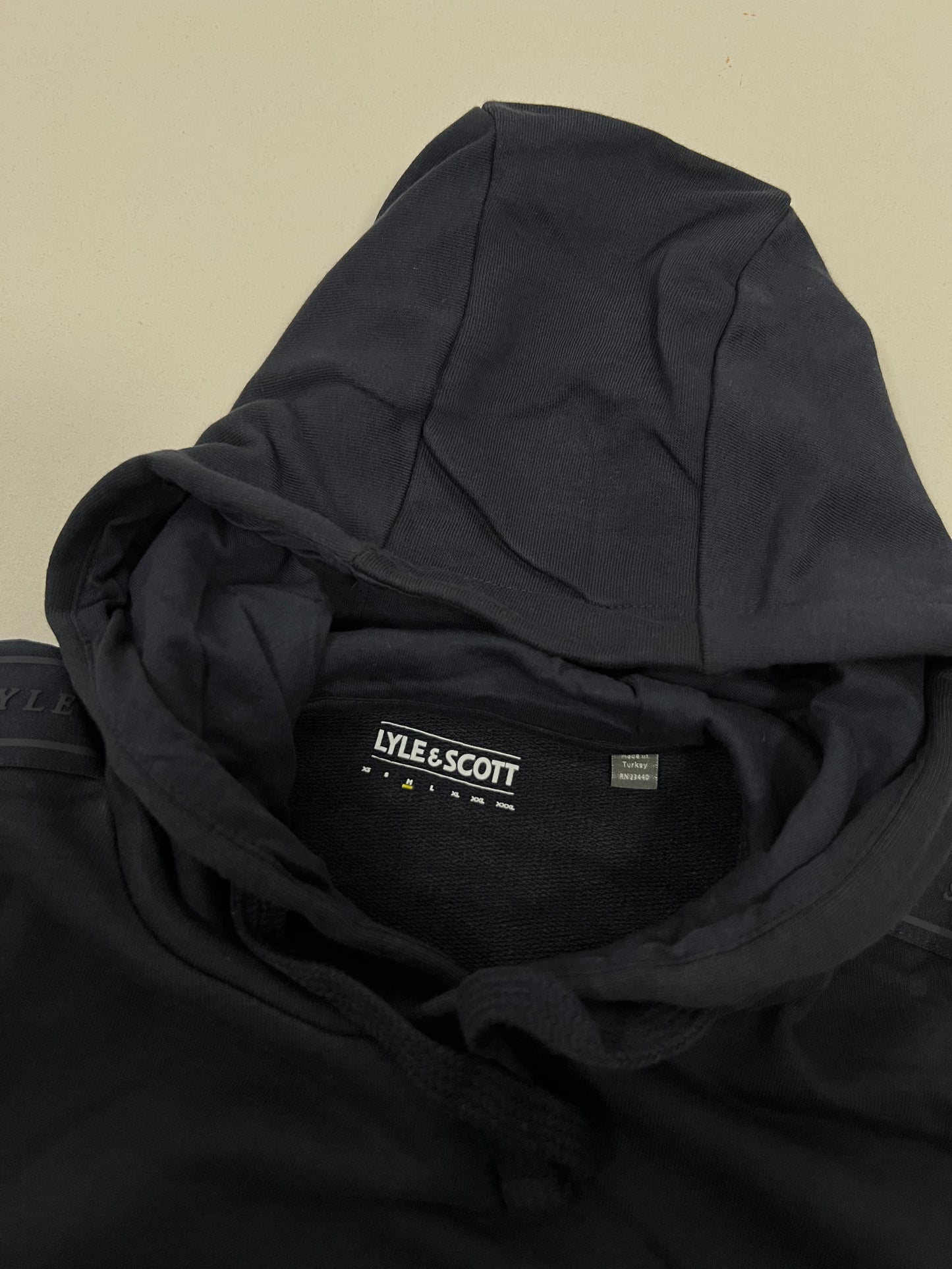Lyle & Scott Sport Teget Duks sa Logom i Textom na Rukavima
