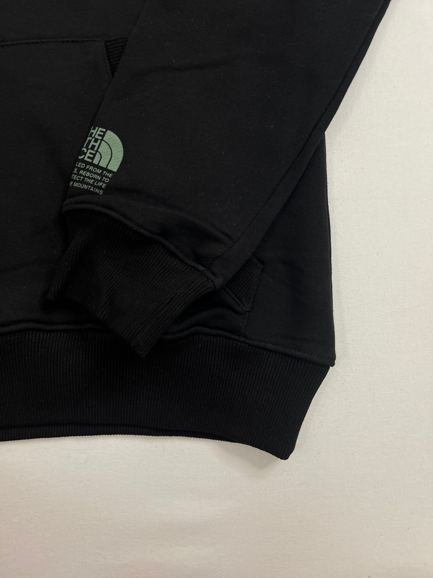The North Face Crni Duks sa 4 Element Back Printom