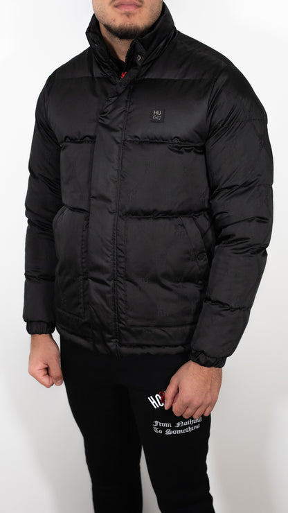 HUGO Crna Jakna sa Box Logom i All-Over Logo Printom