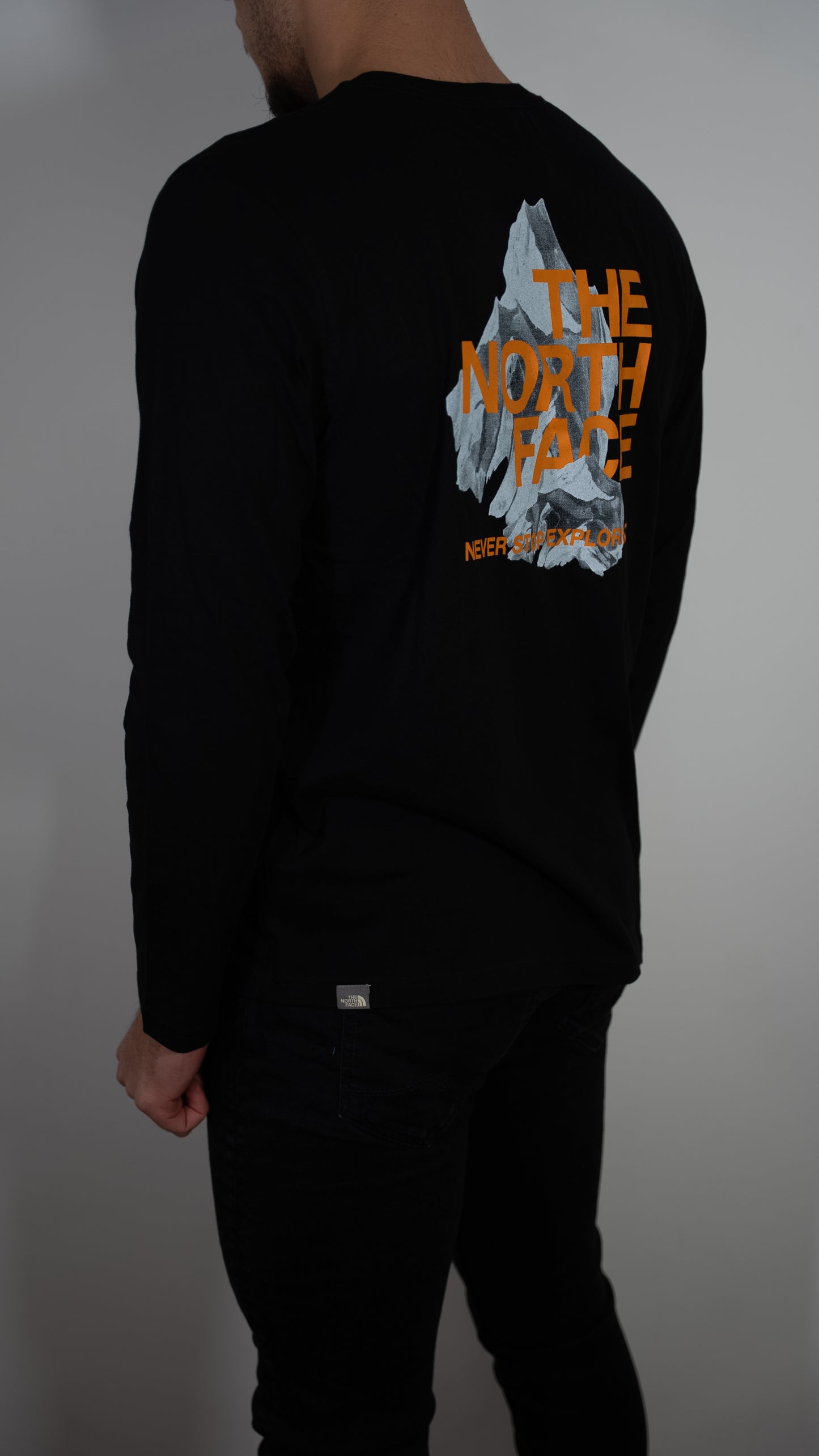 The North Face Crna Majica Dugih Rukava sa Mountain Logom na Leðima