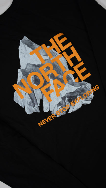The North Face Crna Majica Dugih Rukava sa Mountain Logom na Leðima